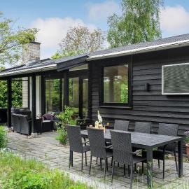 2 Bedroom Cozy Home In Dronningmølle，位于德隆宁莫勒的酒店