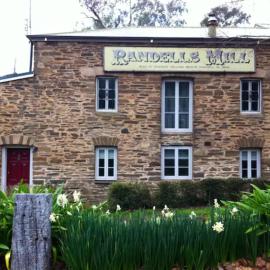 Randell's Mill - Adelaide Hills - Romantic Loft Stays，位于Gumeracha的酒店