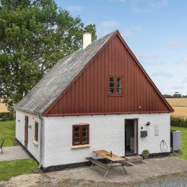 Stunning Home In Bandholm With Kitchen，位于班霍尔姆的酒店