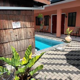 Max Garden and Pool，位于帕拉马里博的酒店