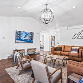 Quiet Comfortable Cliffside Estate near USU，位于洛根的酒店