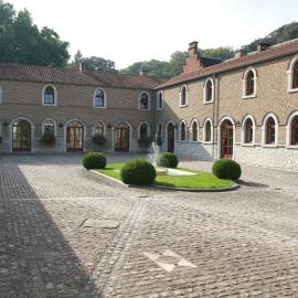 Hôtel - Ferme du Château d'Ahin，位于于伊的酒店