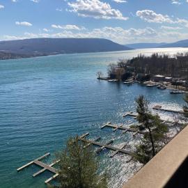 Lakeside Condo with plenty of amenities close to Bristol Mountain - permit - 2024-0018，位于卡南代瓜的酒店