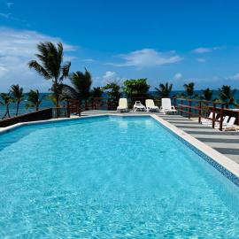 Lovely Beachfront 2 bedrooms condo with 2 pools，位于拉斯特拉纳斯的酒店