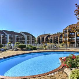 Waterfront Port Clinton Condo w/ Pool Access!，位于克林顿港的酒店
