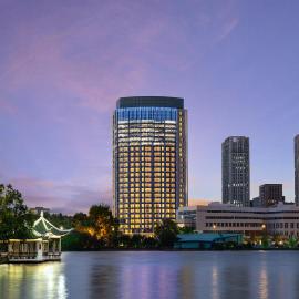 HUALUXE Shanghai Changfeng Park by IHG,位于上海的酒店