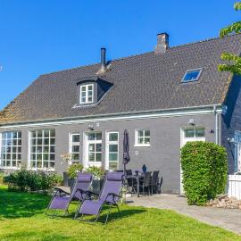 Awesome Apartment In Rønne With 1 Bedroom And Wifi，位于伦讷的酒店