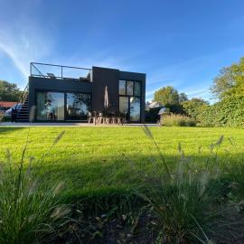 GREEN VILLA in bester Lage - Dachterrasse mit Meerblick - großer eingezäunter Garten - kinderfreundlich - Hunde inklusive - 4 Sterne Resort - direkt am Strand - Pool inklusive，位于许尔斯霍斯特的酒店