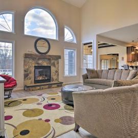 Pool & Furnished Patio: Group Getaway in Hershey，位于赫尔希的酒店