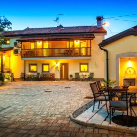 Zenja Apartments - Free Private Parking - Škocjan caves - Cozy garden，位于迪瓦查的酒店