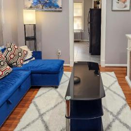 11 Mi to Manhattan: Pet-Friendly Duplex w/ Yard!，位于提内克的酒店