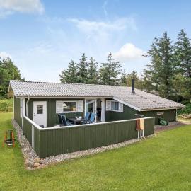 Beautiful Home In Hvide Sande With Sauna，位于比耶勒高的酒店
