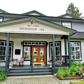 Courthouse Inn Revelstoke，位于雷夫尔斯托克的酒店