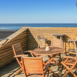 2 Bedroom Amazing Apartment In Allinge，位于阿灵厄的酒店