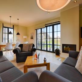 Reetland am Meer - Luxus Reetdachvilla mit 3 Schlafzimmern, Sauna und Kamin F08，位于德兰斯克的酒店