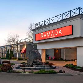Ramada by Wyndham Cornwall，位于康沃尔的酒店