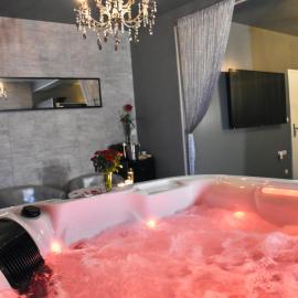 Luxury & Love - Professional Jaccuzzi and Spa，位于谢勒的酒店