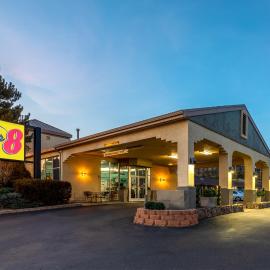 Super 8 by Wyndham NAU/Downtown Conference Center，位于弗拉格斯塔夫的酒店