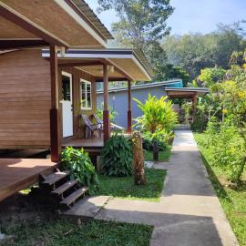 Our Village Farmstay Kohmook，位于班柯木的酒店