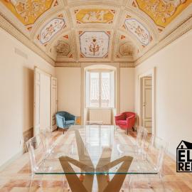 Sotto gli affreschi del 1800 con colazione inclusa