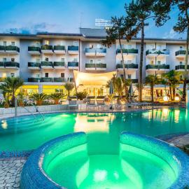 Hotel Mediterraneo，位于利尼亚诺萨比亚多罗的酒店