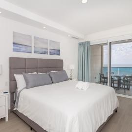 Brand New Contemporary 2 BD Oceanfront Condo at Encantame Towers Verano E302，位于Playa Encanto的酒店
