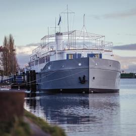 ARCONA - Übernachten auf dem Wasser - direkt am Bontekai，位于威廉港的酒店