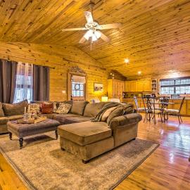 Pet-Friendly Cabot Cabin w/ Fenced Yard!，位于Cabot的酒店