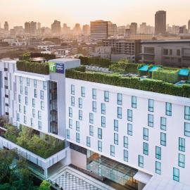 Holiday Inn Express Bangkok Soi Soonvijai by IHG，位于曼谷的酒店