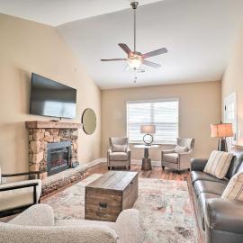 Chic Townsend Condo w/ Saltwater Pool!，位于汤森德的酒店