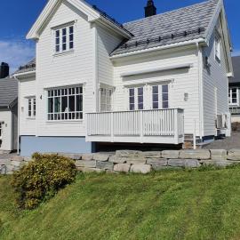 Trygheim feriehus，位于Bud的酒店