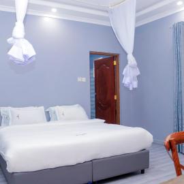 The VIP Luxury Lounge Hotel,位于基苏木的酒店