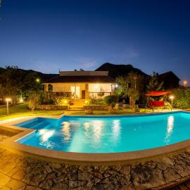 Villa Gana-Green Oasis with Heated Pool，位于Buna的酒店