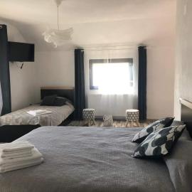camere de închiriat livada cu meri，位于Căpăţîneni-Ungureni的酒店