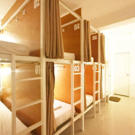 NomadsMNL Airport Hostel，位于马尼拉的酒店