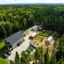 Upper Humber Settlement a FarmStay B&B，位于Cormack的酒店
