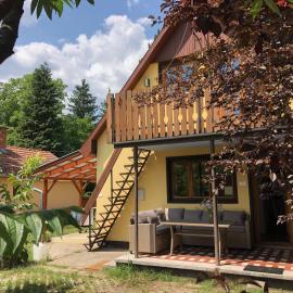 Forestside Holiday Home near Swimming Lake，位于Kunfehértó的酒店