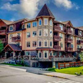 Falcon Crest Lodge 1 BR Condo With Gym & Hot-Tubs & Mountain View，位于坎莫尔的酒店