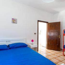 Appartamento climatizzato a 30 m dalla spiaggia con vista mare，位于托雷莫泽的酒店