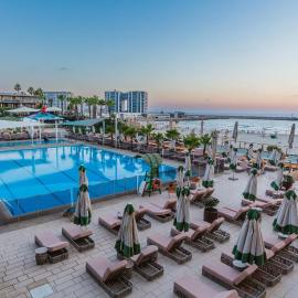 Dan Accadia Herzliya Hotel，位于荷兹利亚的酒店