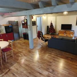 Grand appartement neuf avec parking gratuit.，位于马尔比伊松的酒店