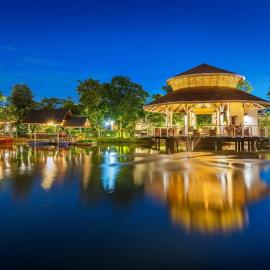 Boat House Boutique Riverside，位于那空猜西的酒店