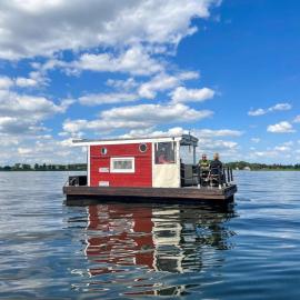 Hausfloßvermietung auf der Peene am Kummerower See in Mecklenburg Vorpommern 15 PS，位于Dargun的酒店