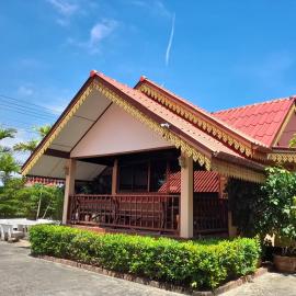 สุขทวีรีสอร์ท อ่าวมะนาว,位于班武里府的酒店