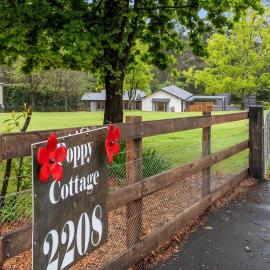 Unique and secluded Poppy Cottage，位于Bilpin的酒店
