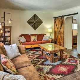 Private La Pine Cabin Rental: 30 Mi to Bend!，位于拉派恩的酒店