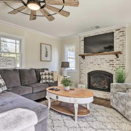 Mattituck Home w/ Fireplaces - Near Wineries，位于Mattituck的酒店