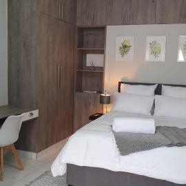 Refresh Cottage near OR Tambo Airport & Greenstone