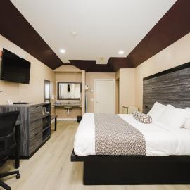 Sapphire Inn & Suites，位于钱诺夫的酒店