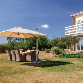 Ridgeway Farmhouse at Ragley Estate，位于奥尔斯特的酒店